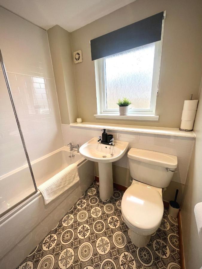 Comfortable, Modern Apartment With Parking. Inverness. Ngoại thất bức ảnh